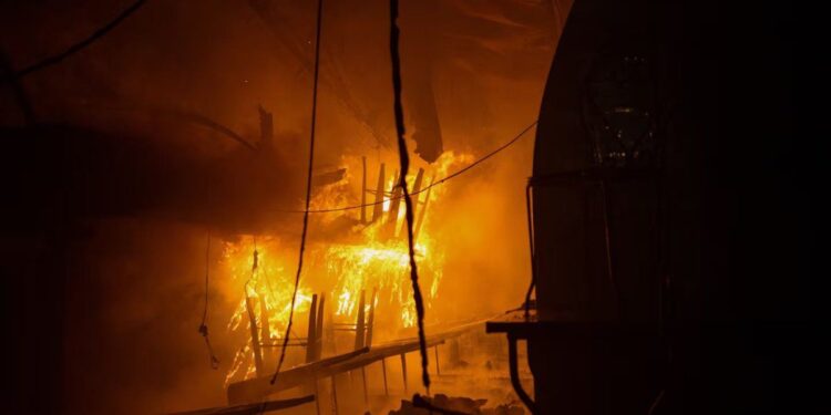 Un incendio arrasó el mercado más antiguo de París y encendió las alarmas por su estructura